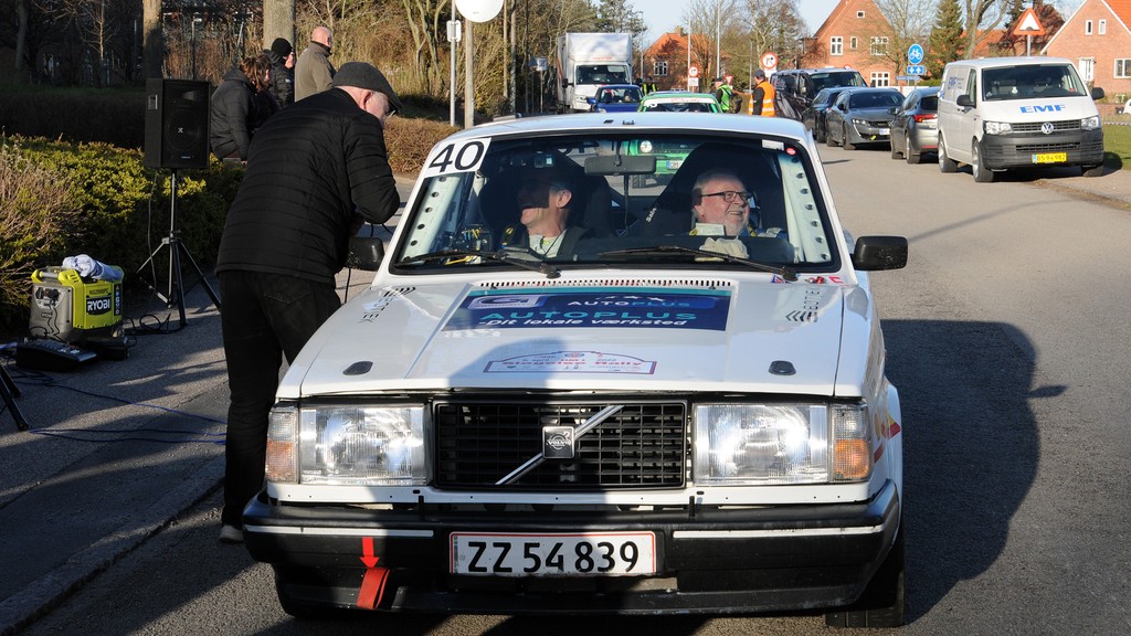 Det var med de brede smil, at Kurt Mejer og Steen Bøgelund kom i mål efter afviklingen af 1. DM-afdeling i rally
(Foto: rallypics.dk / Viggo Johansen)